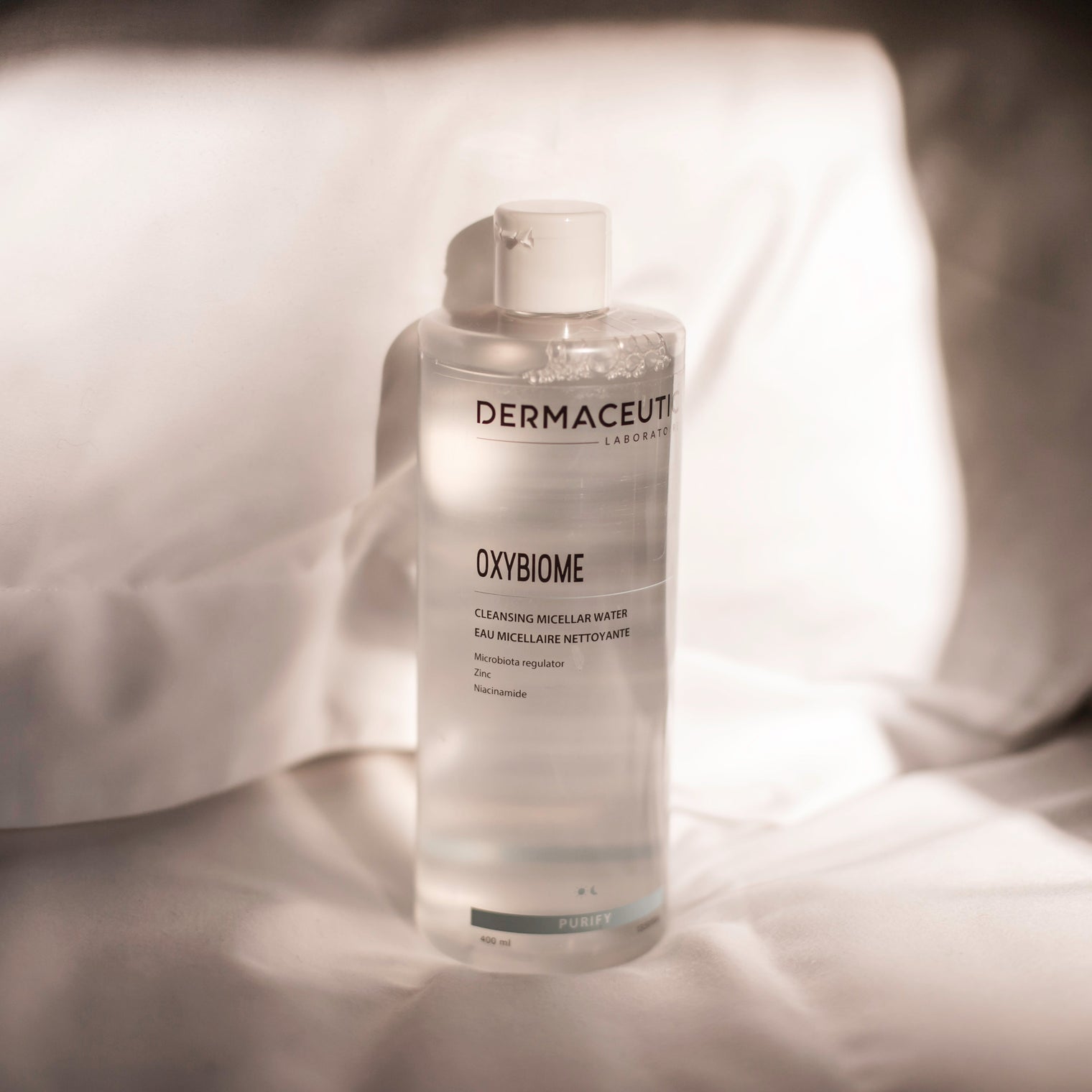 Purifying cleansing water for acne-prone skin with sebo-regulating and skin-brightening actives.