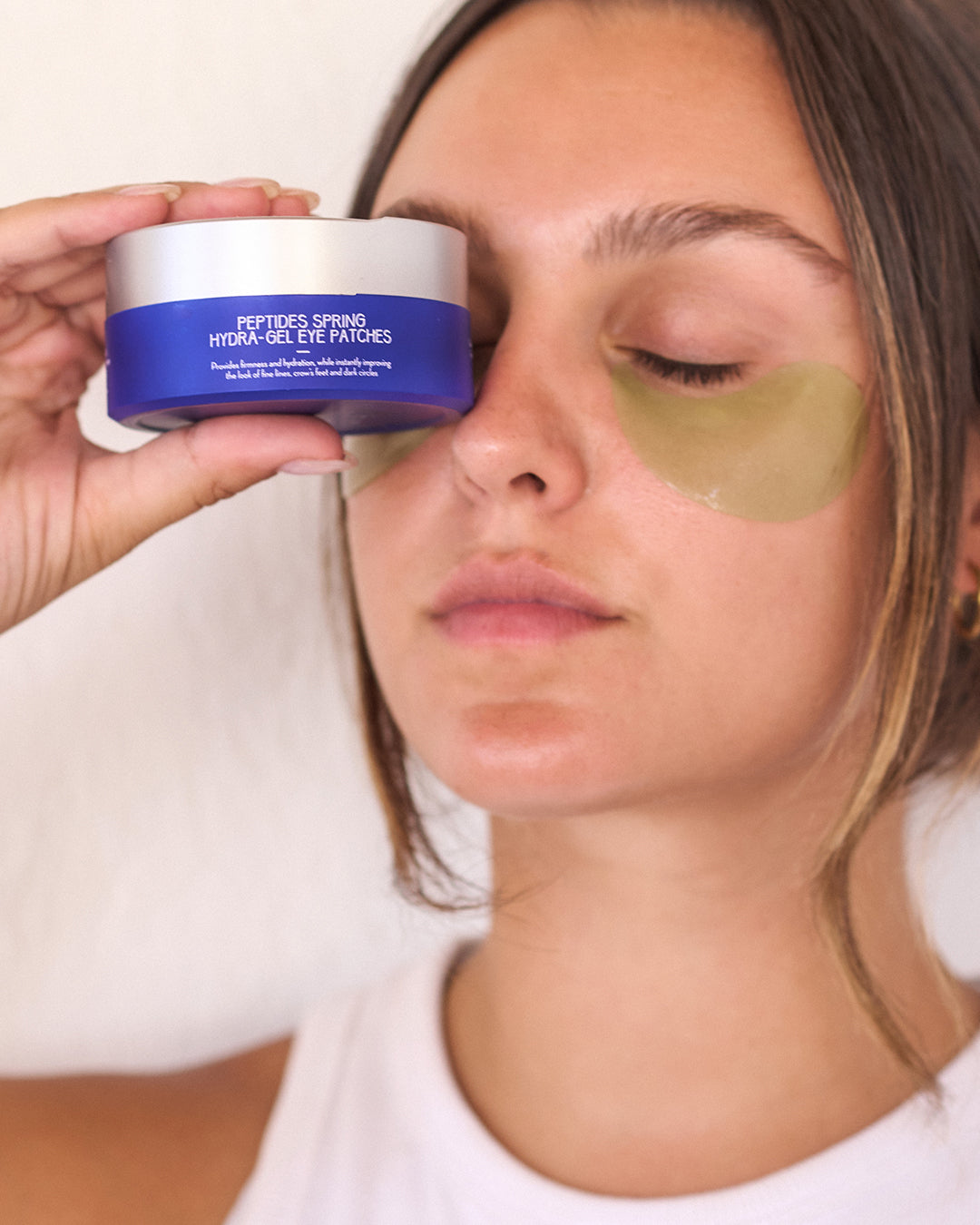 Hydrogel eye patches with peptides to reduce wrinkles, crow’s feet, and dark circles while hydrating and firming the under-eye area.