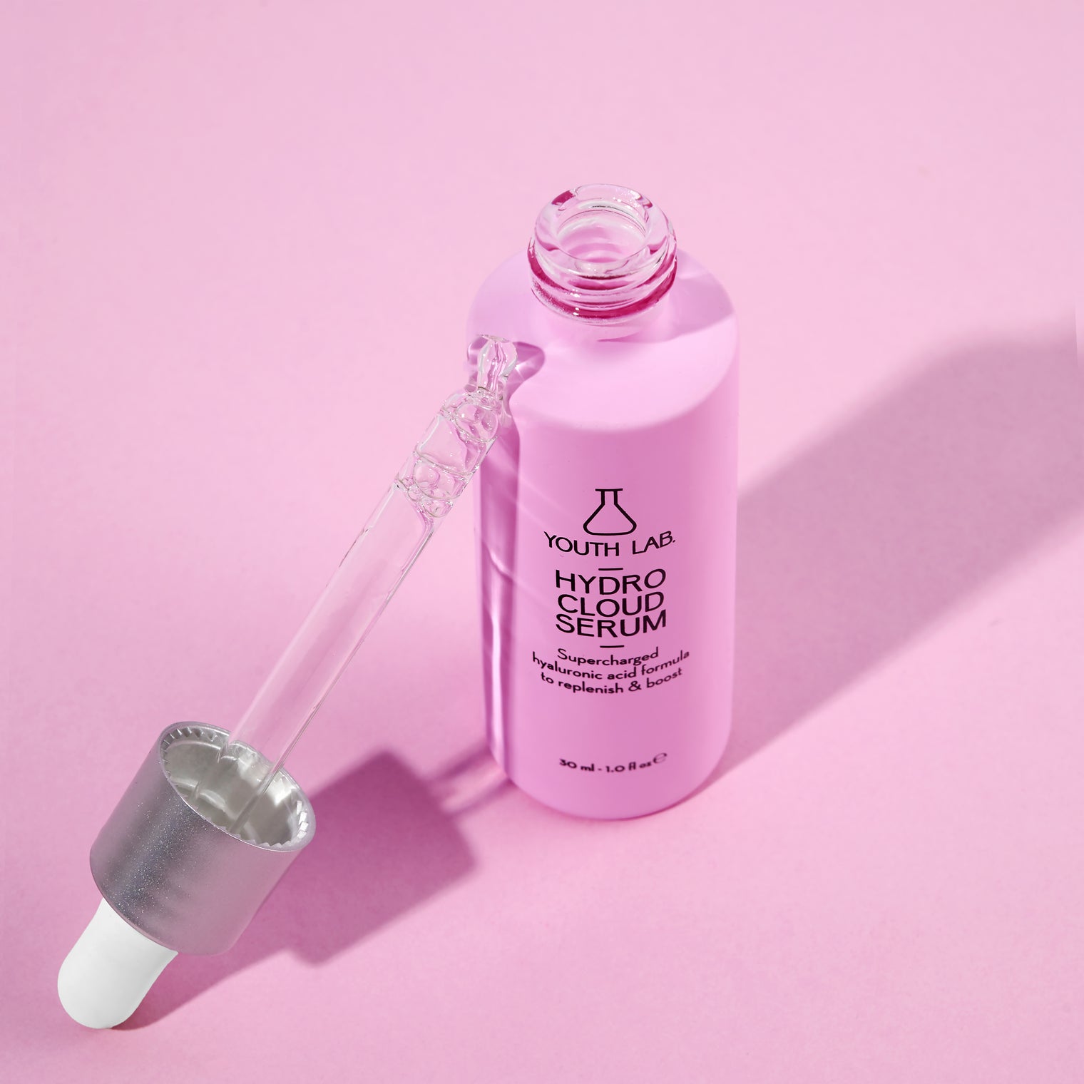 Oil-free serum providing 24-hour hydration, anti-aging benefits, and protection against pollution and smoke